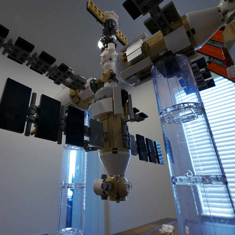 MOC 93305 International Space Station - 1:110 Scale - Historical Timeline 2021