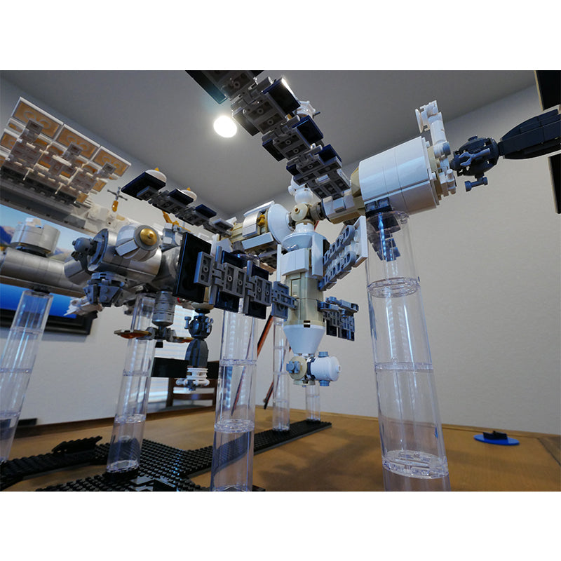 MOC 93305 International Space Station - 1:110 Scale - Historical Timeline 2021