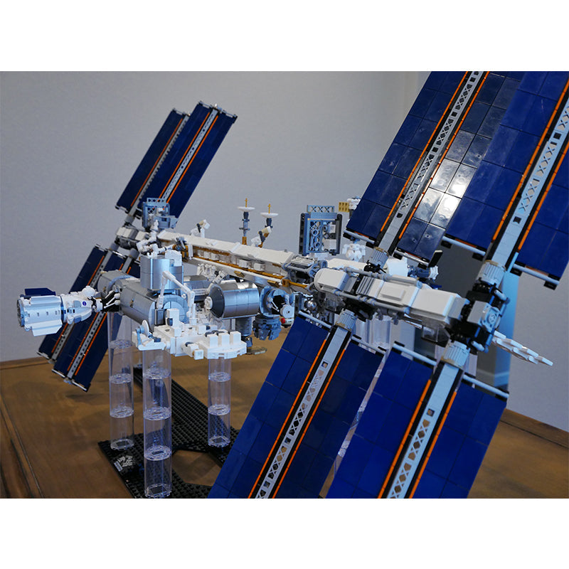 MOC 93305 International Space Station - 1:110 Scale - Historical Timeline 2021