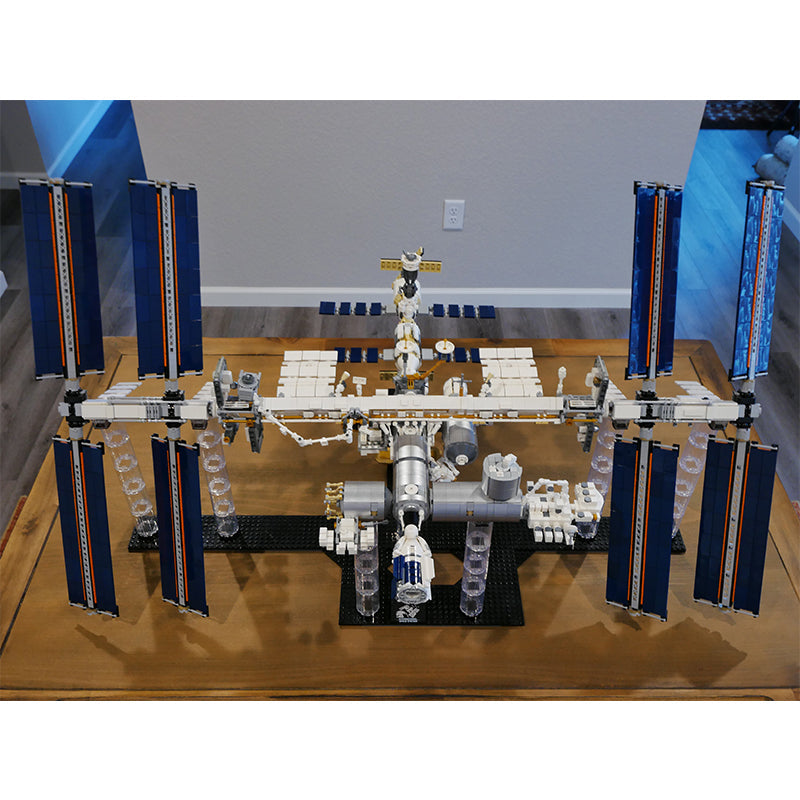 MOC 93305 International Space Station - 1:110 Scale - Historical Timeline 2021