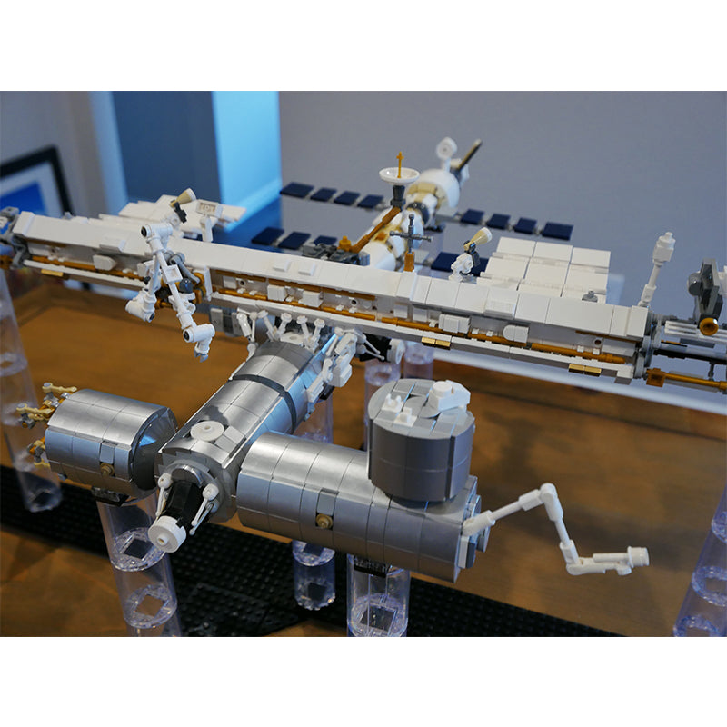 MOC 93305 International Space Station - 1:110 Scale - Historical Timeline 2021