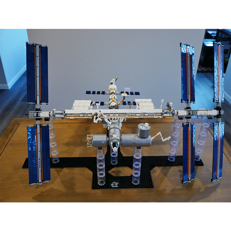MOC 93305 International Space Station - 1:110 Scale - Historical Timeline 2021