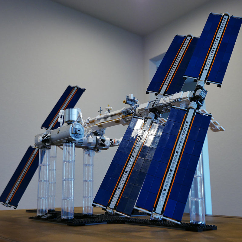 MOC 93305 International Space Station - 1:110 Scale - Historical Timeline 2021