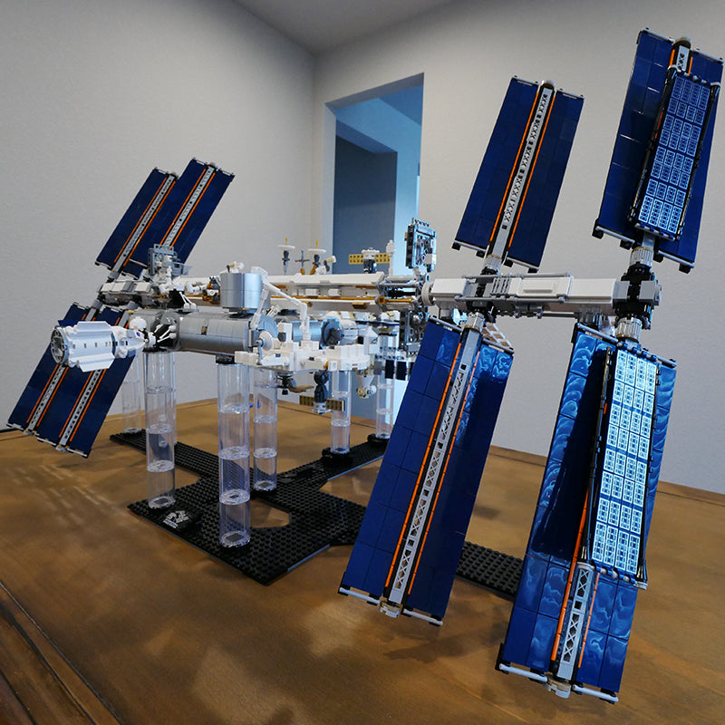 MOC 93305 International Space Station - 1:110 Scale - Historical Timeline 2021
