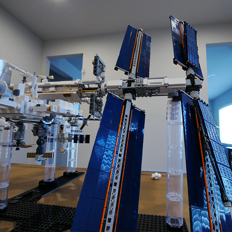 MOC 93305 International Space Station - 1:110 Scale - Historical Timeline 2021