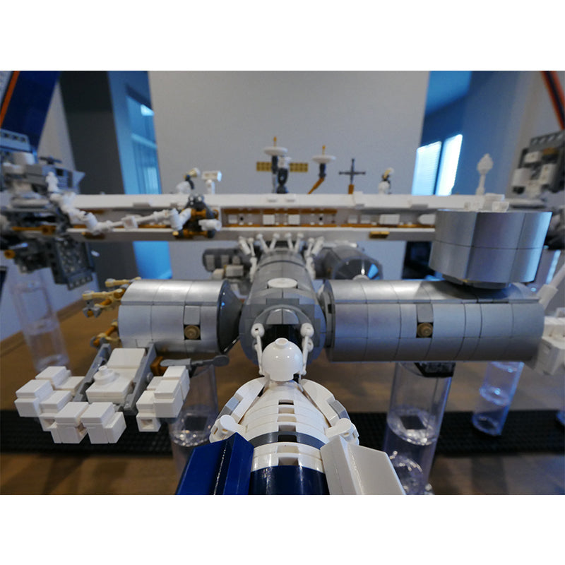 MOC 93305 International Space Station - 1:110 Scale - Historical Timeline 2021