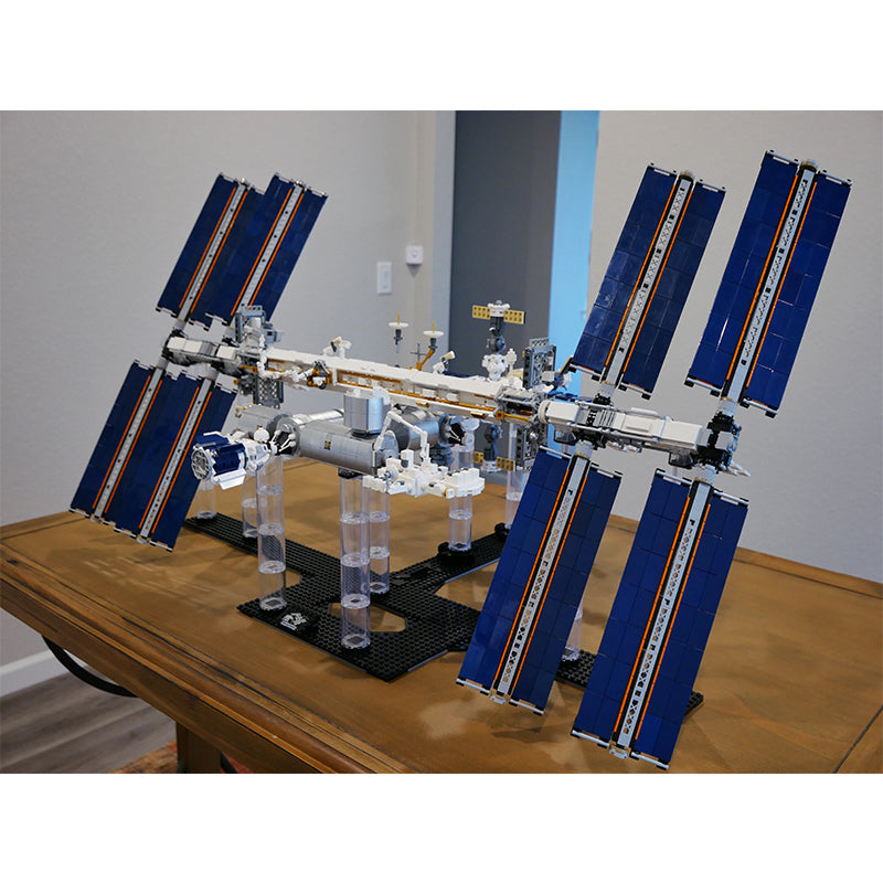 MOC 93305 International Space Station - 1:110 Scale - Historical Timeline 2021