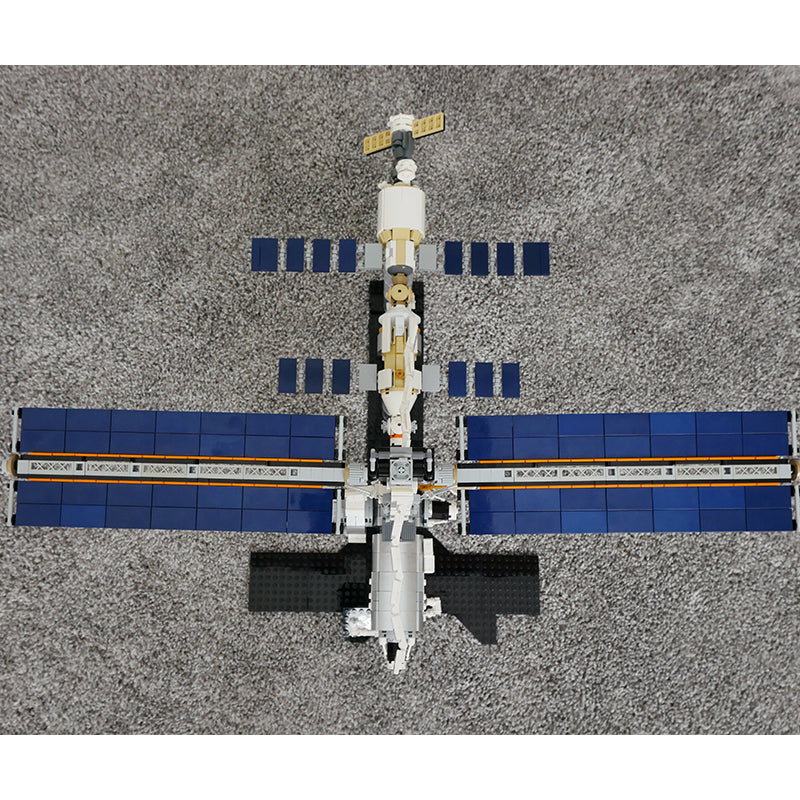 MOC 93305 International Space Station - 1:110 Scale - Historical Timeline 2021