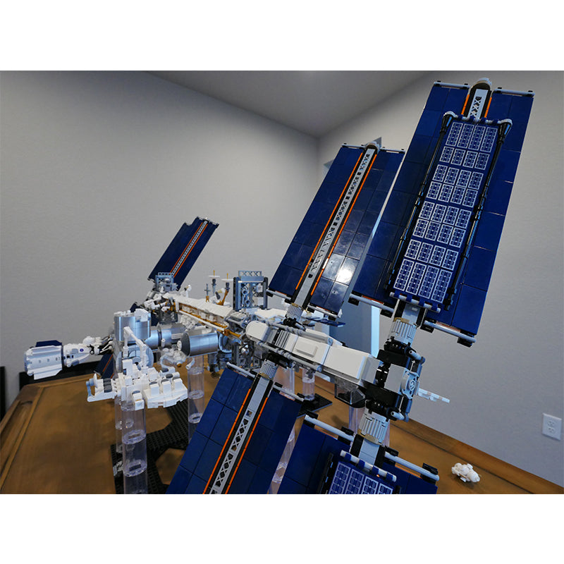 MOC 93305 International Space Station - 1:110 Scale - Historical Timeline 2021